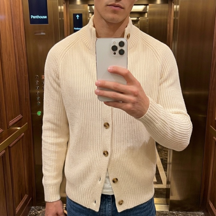 Stickad kofta - Elegant med brun svarta knappar