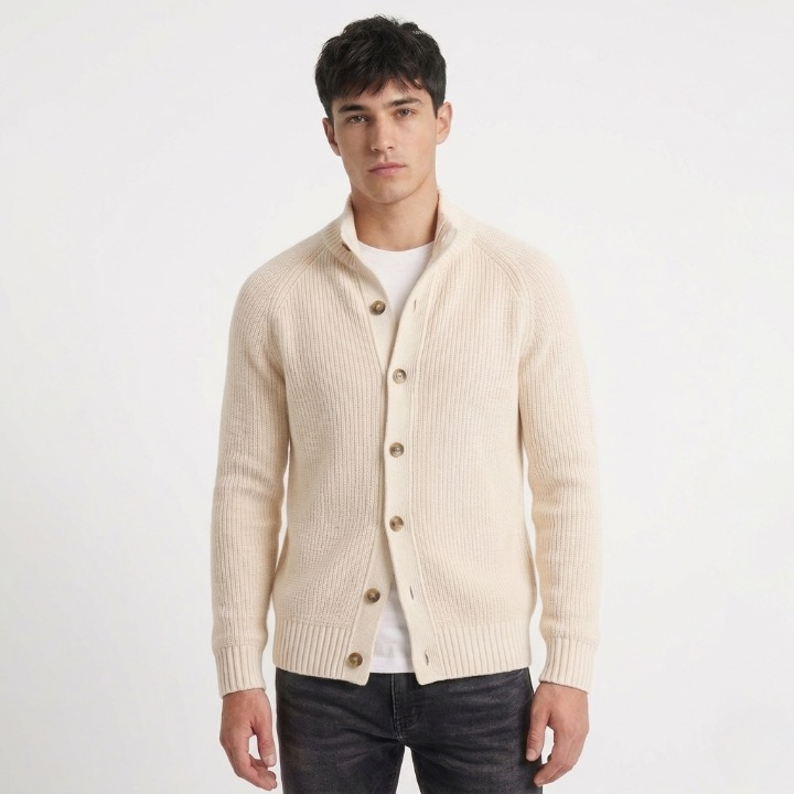 Stickad kofta - Elegant med brun svarta knappar