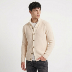 Stickad kofta - Elegant med brun svarta knappar