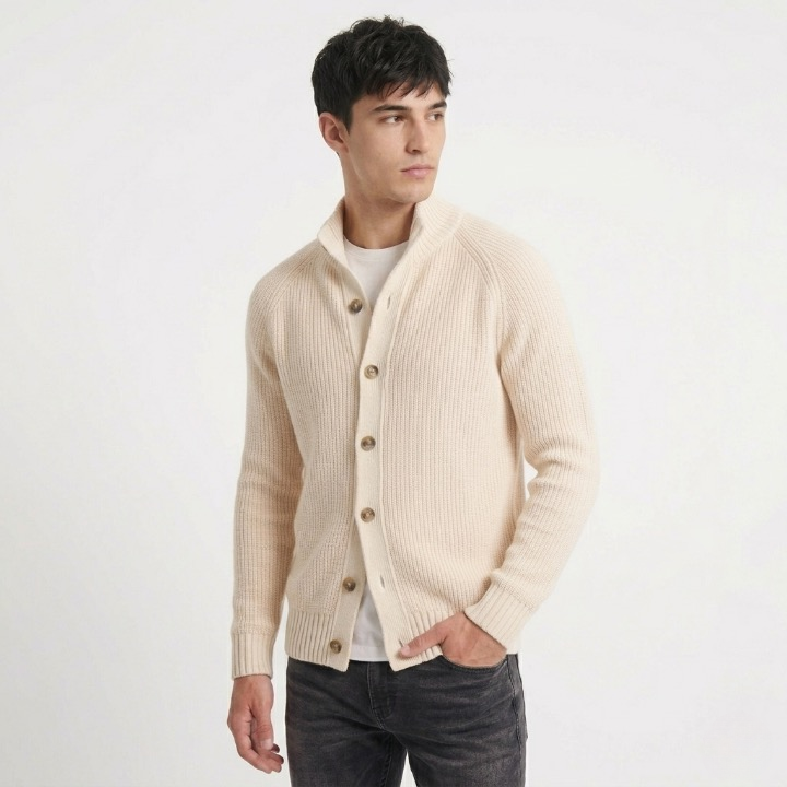 Stickad kofta - Elegant med brun svarta knappar