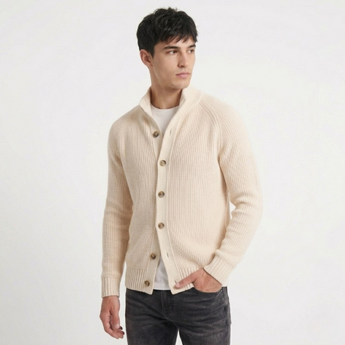 Stickad kofta - Elegant med brun svarta knappar