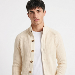 Stickad kofta - Elegant med brun svarta knappar